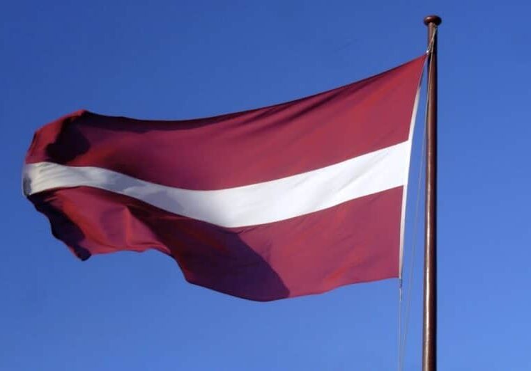 Latvijas-karogs-800x533